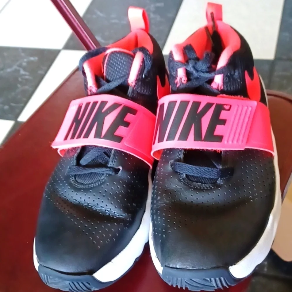 Nike Team Hustle D8 Basketball Sneakers 6 Youth Pink Black White